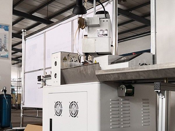 自動(dòng)點(diǎn)膠裁線(xiàn)設(shè)備